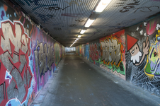 825708 Gezicht in de fietstunnel onder het Westplein te Utrecht, uit het noorden, met op de wanden graffiti.N.B. De ...